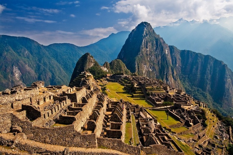 In which country can you find the ancient archaeological site Machu Picchu?