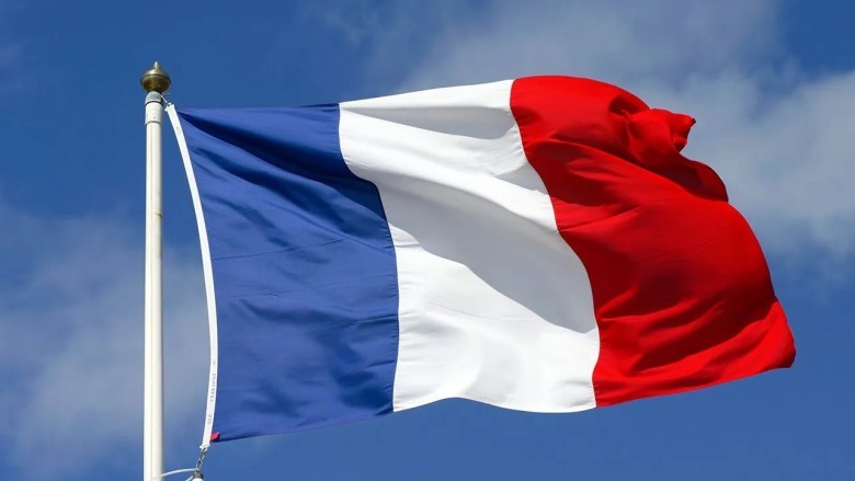 Which iconic landmark in France was completed in 1889 for the 100th anniversary of the French Revolution?