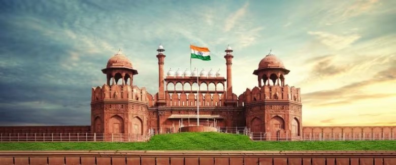 What is the name of the renowned mausoleum complex located in India that was built in memory of Emperor Shah Jahan's wife?