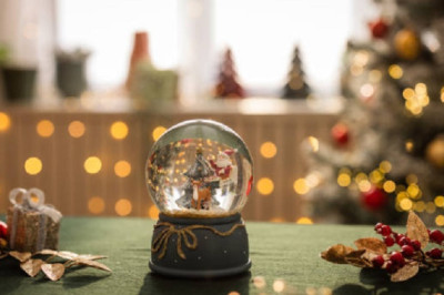 Crafting the Perfect Snow Globe Cocktail: A Rosemary-Infused Holiday Delight