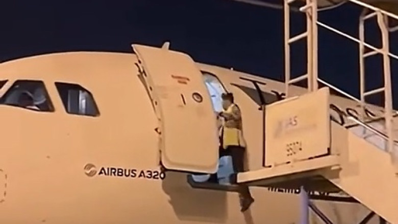 "Shocking Moment: Man Falls as Ground Staff Remove Ladders from Fuselage - Must Watch!