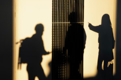 Strangers in the Light: How Catherine Balet Captures Our Tech-Obsessed World